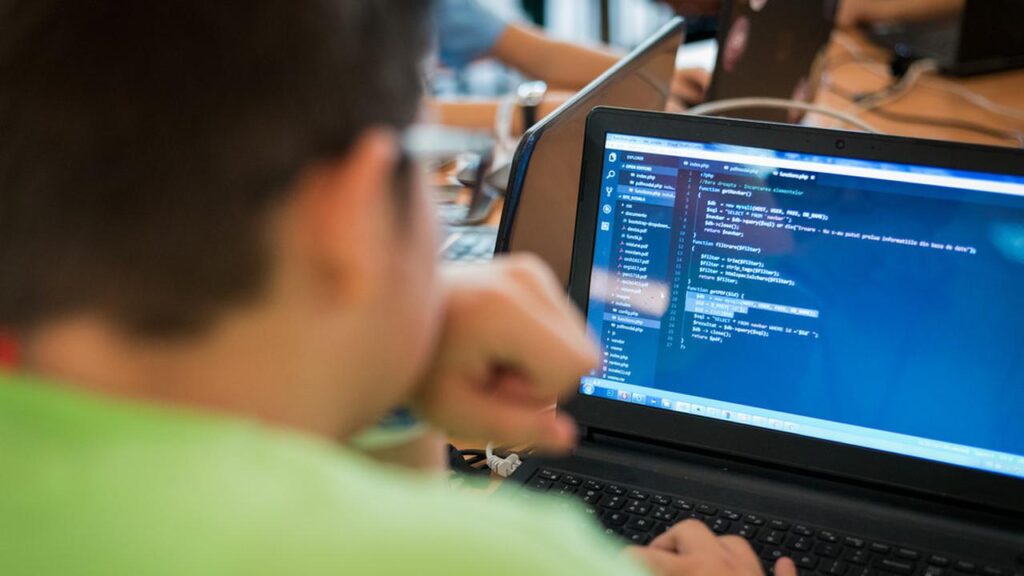 5 Manfaat Belajar Coding 